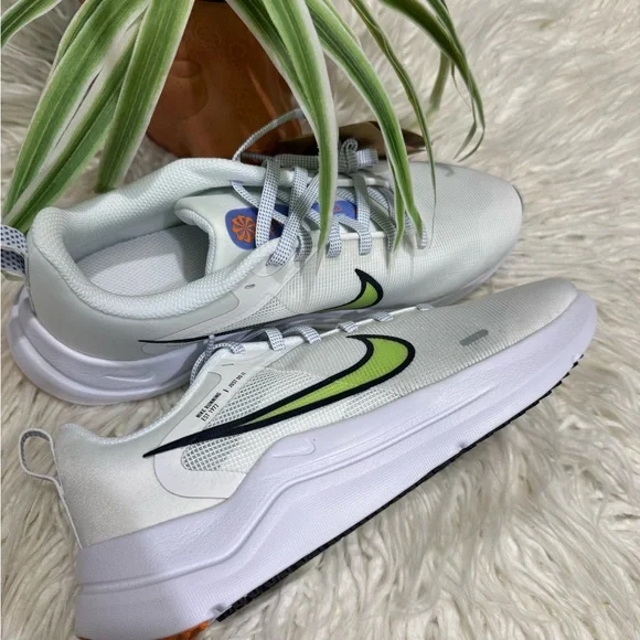 New🌿Nike White and Lime Green Running Shoes - Picture 4 of 6